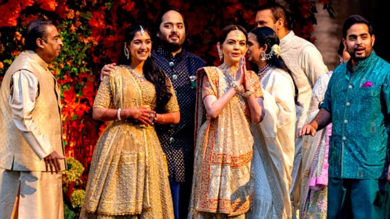 സമ്മാനങ്ങൾ നൽകാൻ മുകേഷ് അംബാനിയും കുടുംബവും ചെലവിട്ടത് കോടികൾ; കണക്കുകൾ അമ്പരപ്പിക്കും 