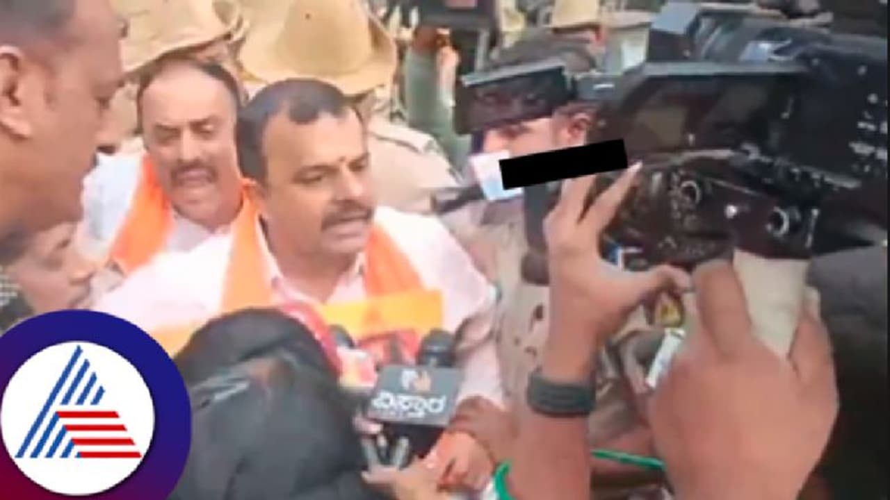 ನಾನೂ ಕರಸೇವಕ; ನನ್ನನ್ನು ಬಂಧಿಸಿ: ಪ್ರತಿಭಟನೆಗಿಳಿದ ಶಾಸಕ ವಿ.ಸುನಿಲ್ ಕುಮಾರ್ ಪೊಲೀಸರ ವಶಕ್ಕೆ ನಾನೂ ಕರಸೇವಕ; ನನ್ನನ್ನು ಬಂಧಿಸಿ: ಪ್ರತಿಭಟನೆಗಿಳಿದ ಶಾಸಕ ವಿ.ಸುನಿಲ್ ಕುಮಾರ್ ಪೊಲೀಸರ ವಶಕ್ಕೆ