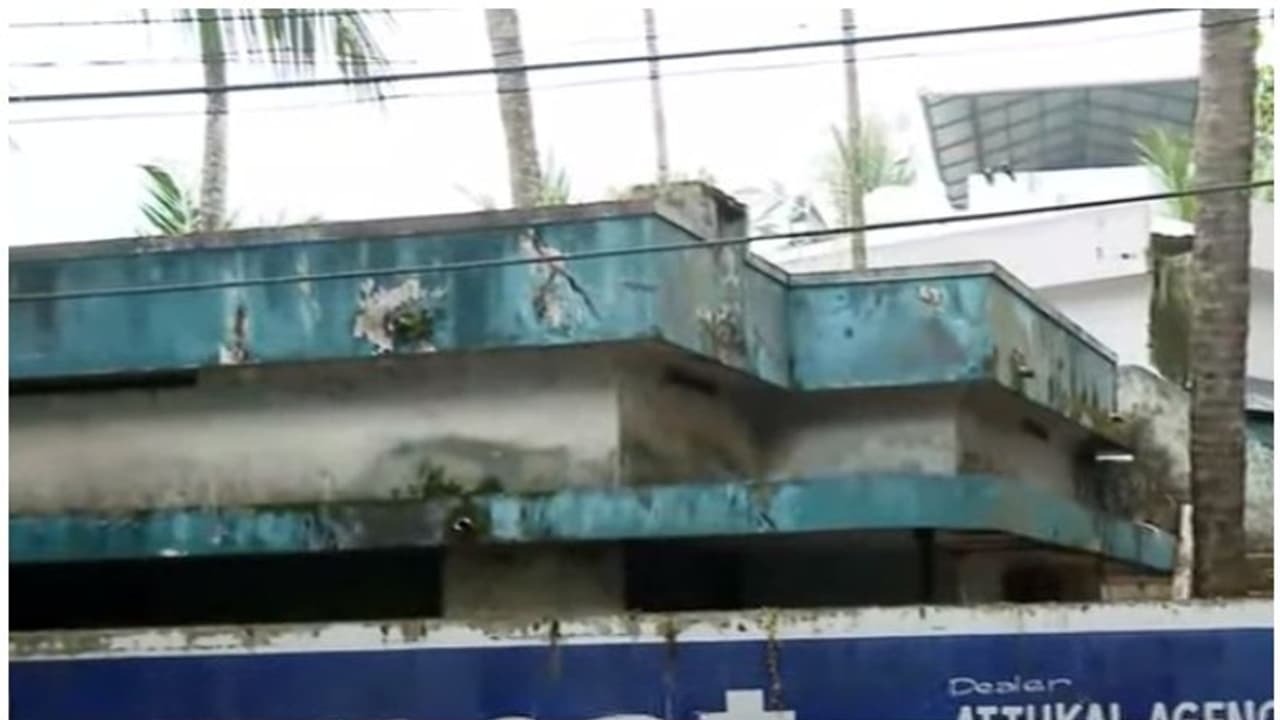 ടെറസിൽ നിന്ന് വീണ് മധ്യവയസ്കന് മരിച്ച സംഭവത്തില് വഴിത്തിരിവ്; കൊലപാതകമെന്ന് പൊലീസ്, സുഹൃത്ത് പിടിയിൽ ടെറസിൽ നിന്ന് വീണ് മധ്യവയസ്കന് മരിച്ച സംഭവത്തില് വഴിത്തിരിവ്; കൊലപാതകമെന്ന് പൊലീസ്, സുഹൃത്ത് പിടിയിൽ