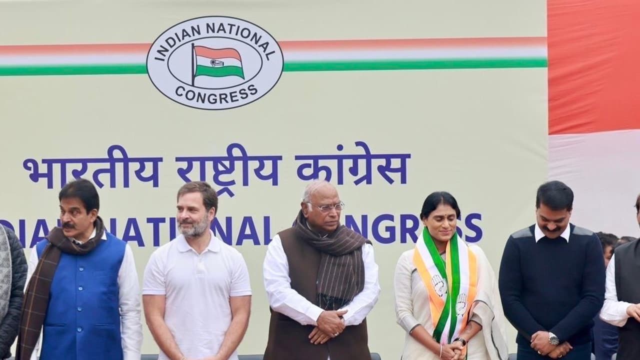 వై.ఎస్. షర్మిలకు పగ్గాలు: కాంగ్రెస్ కు పూర్వవైభవం వచ్చేనా? వై.ఎస్. షర్మిలకు పగ్గాలు: కాంగ్రెస్ కు పూర్వవైభవం వచ్చేనా?