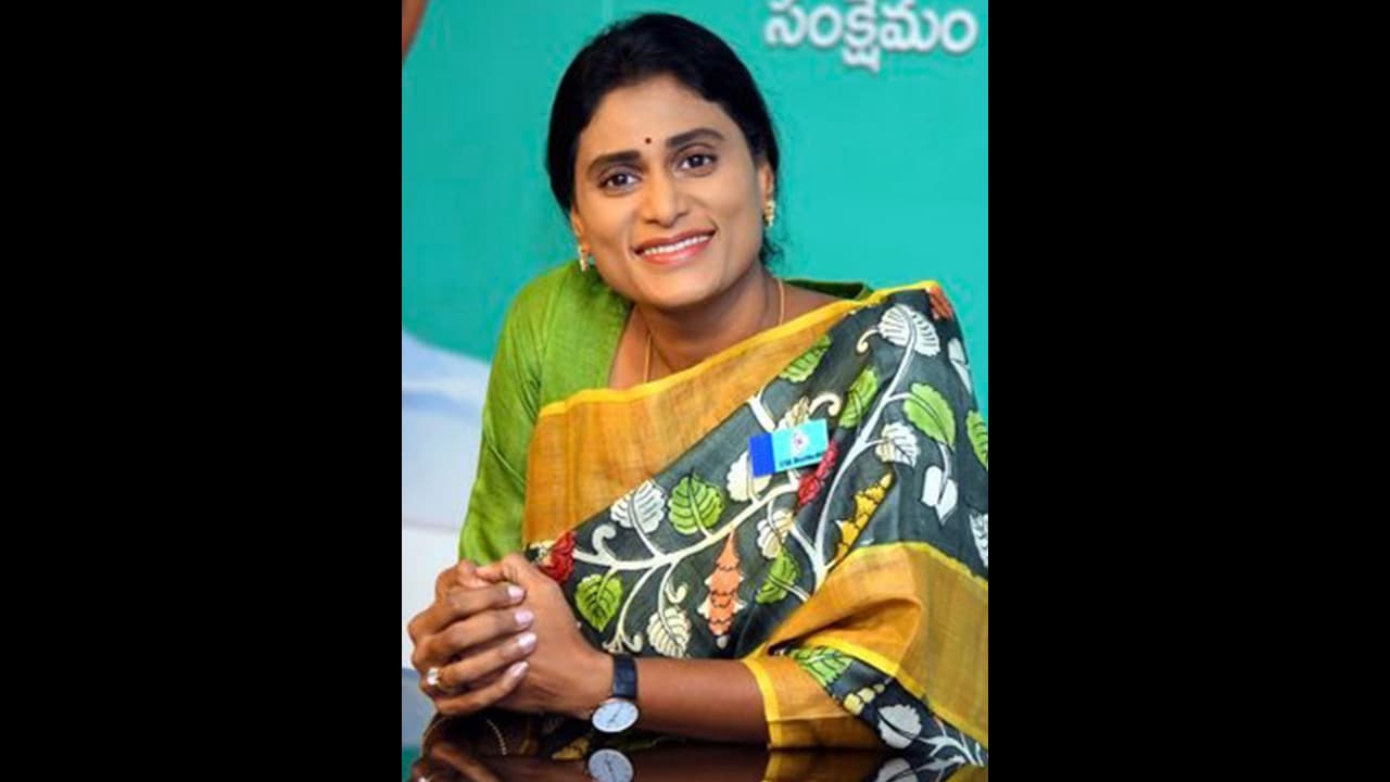 వైఎస్ ఆశయాల కోసమే కాంగ్రెస్లో చేరా : ఇడుపులపాయలో వైఎస్ షర్మిల వైఎస్ ఆశయాల కోసమే కాంగ్రెస్లో చేరా : ఇడుపులపాయలో వైఎస్ షర్మిల