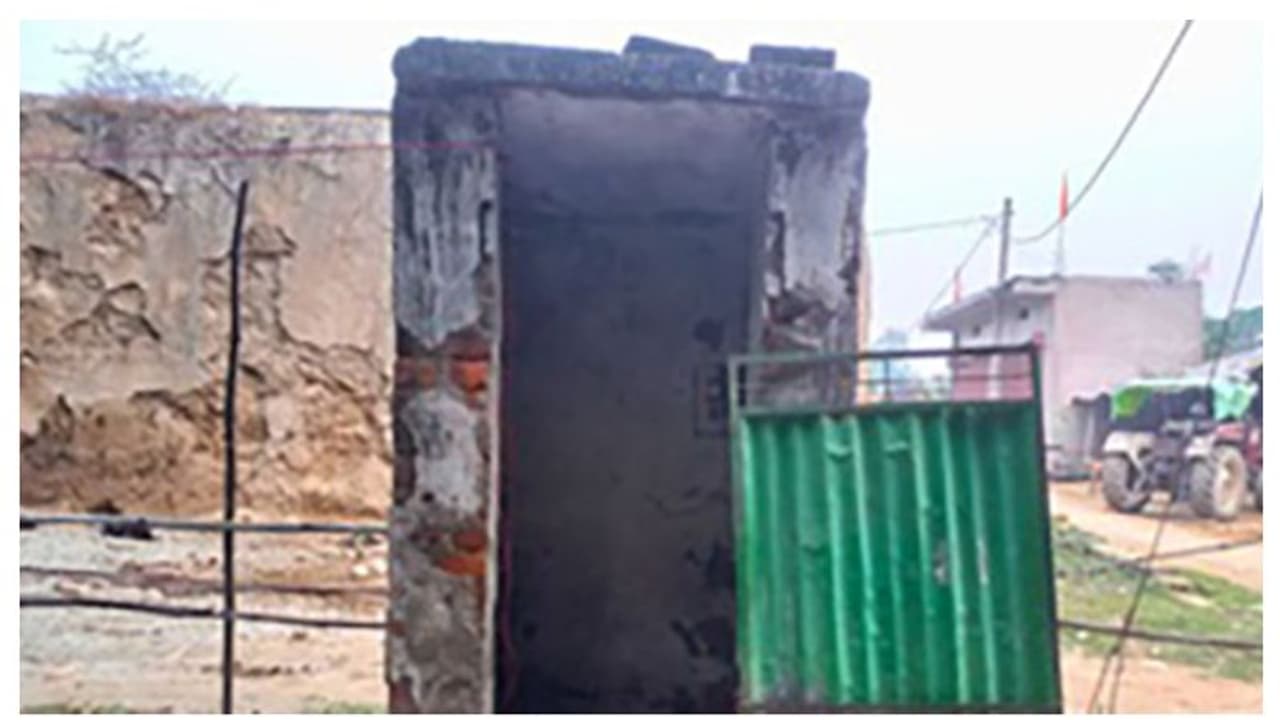 യുപി ഗ്രാമത്തില് സ്വച്ഛ് ഭാരത് മിഷന് കീഴിൽ നിർമിച്ച ശുചിമുറികൾ ഉപയോഗിക്കുന്നില്ല; ആശ്രയം തുറസ്സായ സ്ഥലം യുപി ഗ്രാമത്തില് സ്വച്ഛ് ഭാരത് മിഷന് കീഴിൽ നിർമിച്ച ശുചിമുറികൾ ഉപയോഗിക്കുന്നില്ല; ആശ്രയം തുറസ്സായ സ്ഥലം