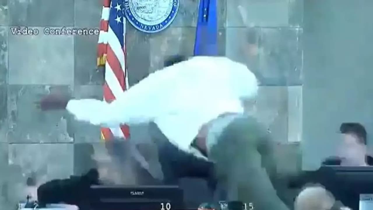 நீதிமன்றத்துக்குள் நீதிபதி மீது பாய்ந்து தாக்கிய நபர்: வைரல் வீடியோ! நீதிமன்றத்துக்குள் நீதிபதி மீது பாய்ந்து தாக்கிய நபர்: வைரல் வீடியோ!