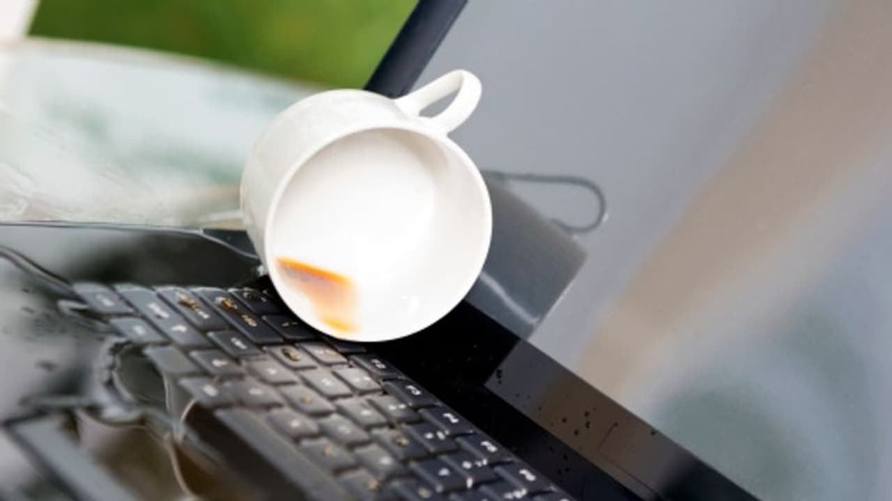 മാക് ബുക്ക് പ്രോയിൽ കാപ്പി മറിഞ്ഞു, നന്നാക്കി നൽകണമെന്ന് യുവതി, ഇല്ലെന്ന് ആപ്പിൾ; കേസിന് പോയപ്പോൾ ട്വിസ്റ്റ് !