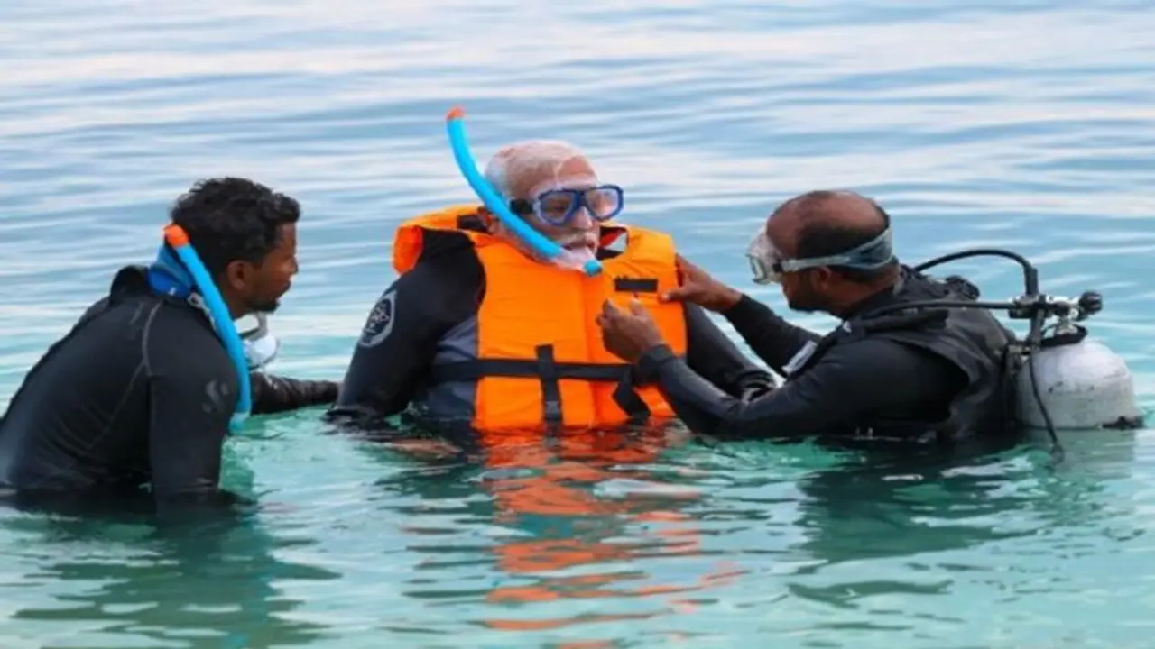 లక్షద్వీప్ లో ప్రధాని మోడీ సాహసాలు.. స్నార్కెలింగ్ చేసి, అందమైన పగడాలు చూసి.. ఫొటోలు రిలీజ్.. లక్షద్వీప్ లో ప్రధాని మోడీ సాహసాలు.. స్నార్కెలింగ్ చేసి, అందమైన పగడాలు చూసి.. ఫొటోలు రిలీజ్..