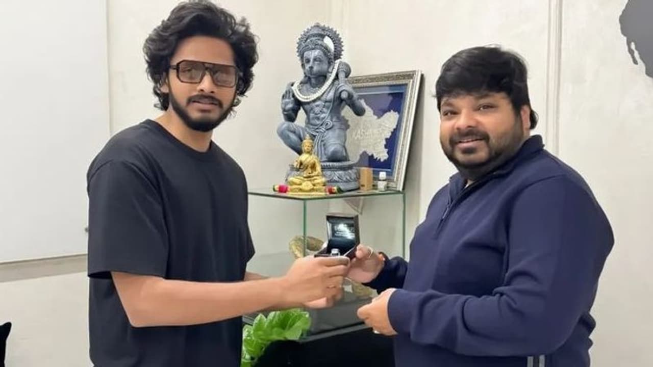 ‘హనుమాన్’ రిలీజ్ కు ముందే.... తేజా సజ్జాకు గిఫ్ట్ ఇచ్చిన నిర్మాత! ‘హనుమాన్’ రిలీజ్ కు ముందే.... తేజా సజ్జాకు గిఫ్ట్ ఇచ్చిన నిర్మాత!