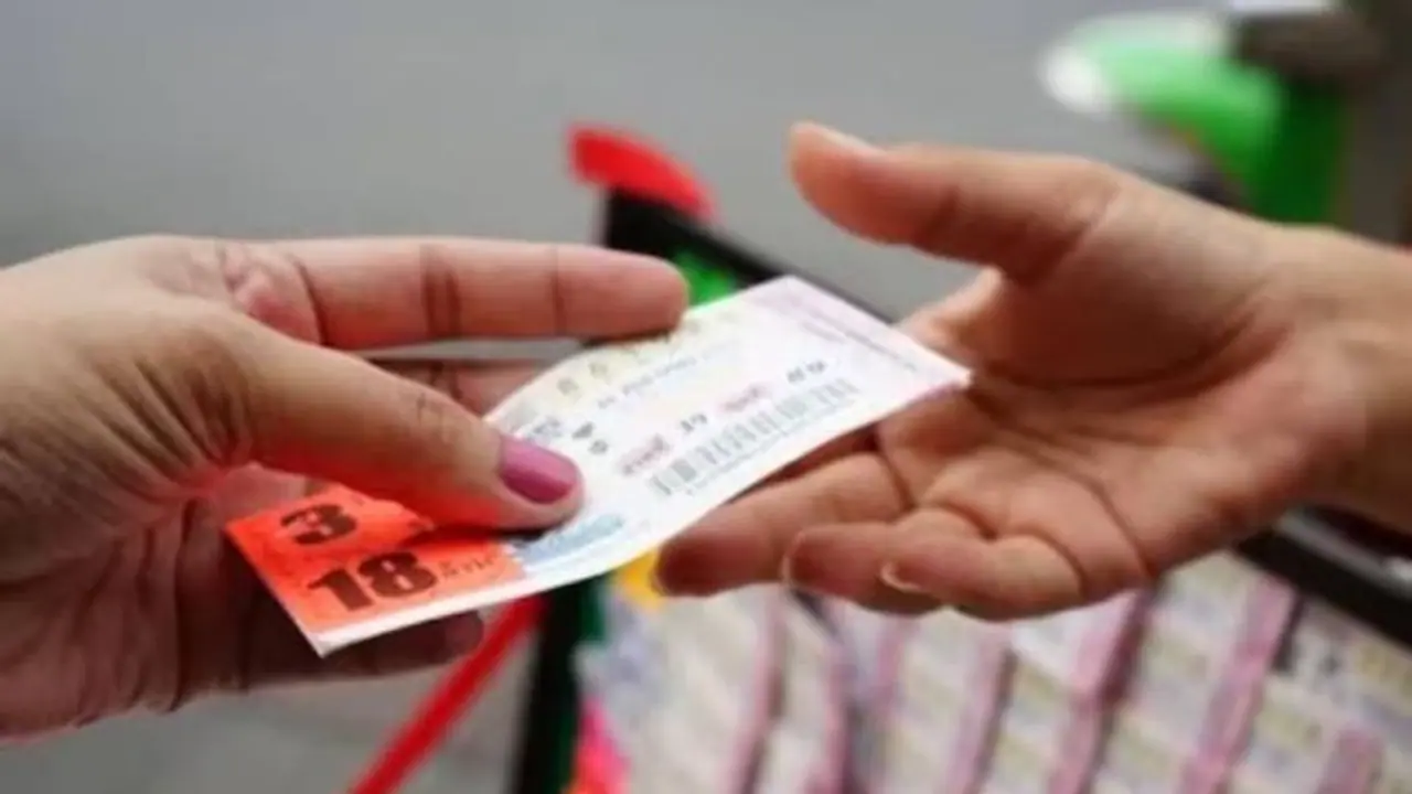 ഭാ​ഗ്യം വരുന്ന വഴി; രണ്ടുവർഷമായി മറഞ്ഞിരുന്ന ലോട്ടറി ടിക്കറ്റ്, യുവതിക്ക് കിട്ടിയത് 91 ലക്ഷം..!