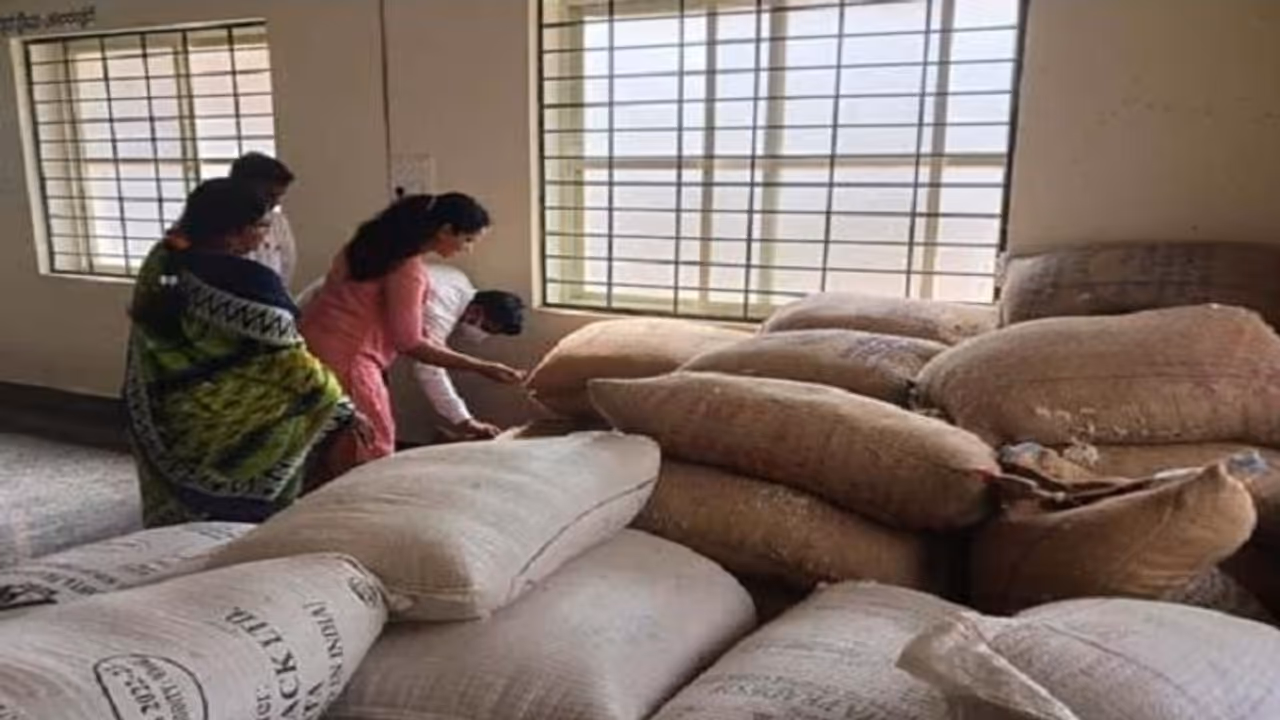 ಕಲಬುರಗಿ: ವಸತಿ ಶಾಲೆ, ಅಂಗನವಾಡಿ ಹುಳುಕು ಬಹಿರಂಗ..!