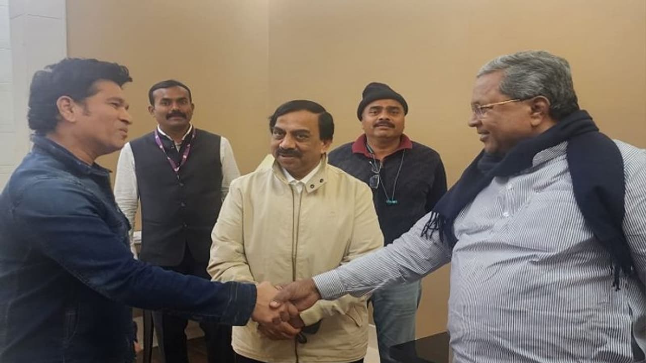 ಮಾಸ್ಟರ್ ಬ್ಲಾಸ್ಟರ್ ಜೊತೆ ಪೊಲಿಟಿಕಲ್ ಪಂಟರ್, ಸಚಿನ್ ಸಿದ್ದು ಕುತೂಹಲದ ಭೇಟಿ! ಮಾಸ್ಟರ್ ಬ್ಲಾಸ್ಟರ್ ಜೊತೆ ಪೊಲಿಟಿಕಲ್ ಪಂಟರ್, ಸಚಿನ್ ಸಿದ್ದು ಕುತೂಹಲದ ಭೇಟಿ!