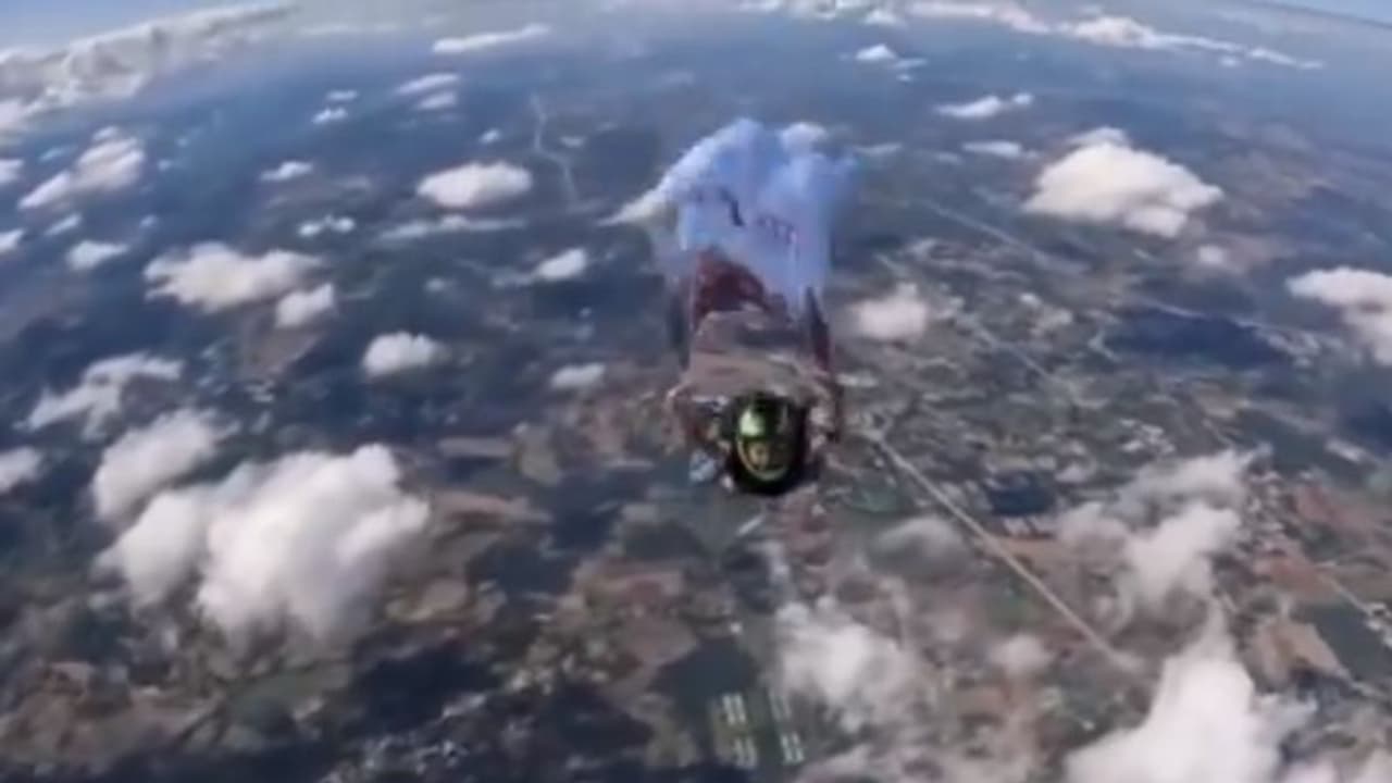 13,000 ಅಡಿ ಎತ್ತರದಿಂದ ಜಿಗಿದು ಅಕಾಶದಲ್ಲಿ ಜೈ ಶ್ರೀರಾಮ್ ಬಾವುಟ ಹಾರಿಸಿದ ಮಹಿಳಾ ಸ್ಕೈಡೈವರ್! 13,000 ಅಡಿ ಎತ್ತರದಿಂದ ಜಿಗಿದು ಅಕಾಶದಲ್ಲಿ ಜೈ ಶ್ರೀರಾಮ್ ಬಾವುಟ ಹಾರಿಸಿದ ಮಹಿಳಾ ಸ್ಕೈಡೈವರ್!