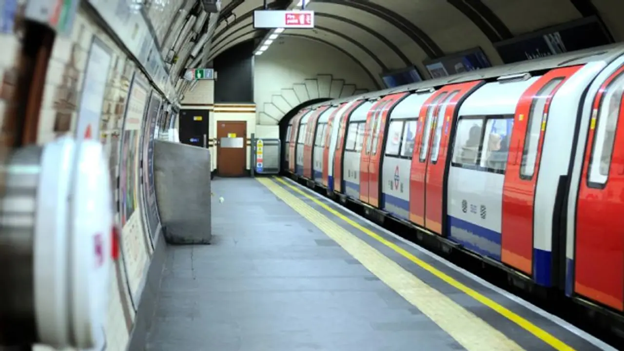 லண்டன் நகர சுரங்க ரயில்.. தனியே இருந்த பெண் முன்னே சுயஇன்பம் ஆதாரத்துடன் சிக்கிய இந்திய வம்சாவளி ஆடவர்!