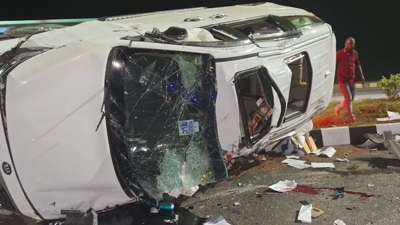 Parvathareddy Chandrasekhar Reddy : అర్ధరాత్రి వైసిపి ఎమ్మెల్సీ కారు యాక్సిడెంట్ ... పీఏ దుర్మరణం 