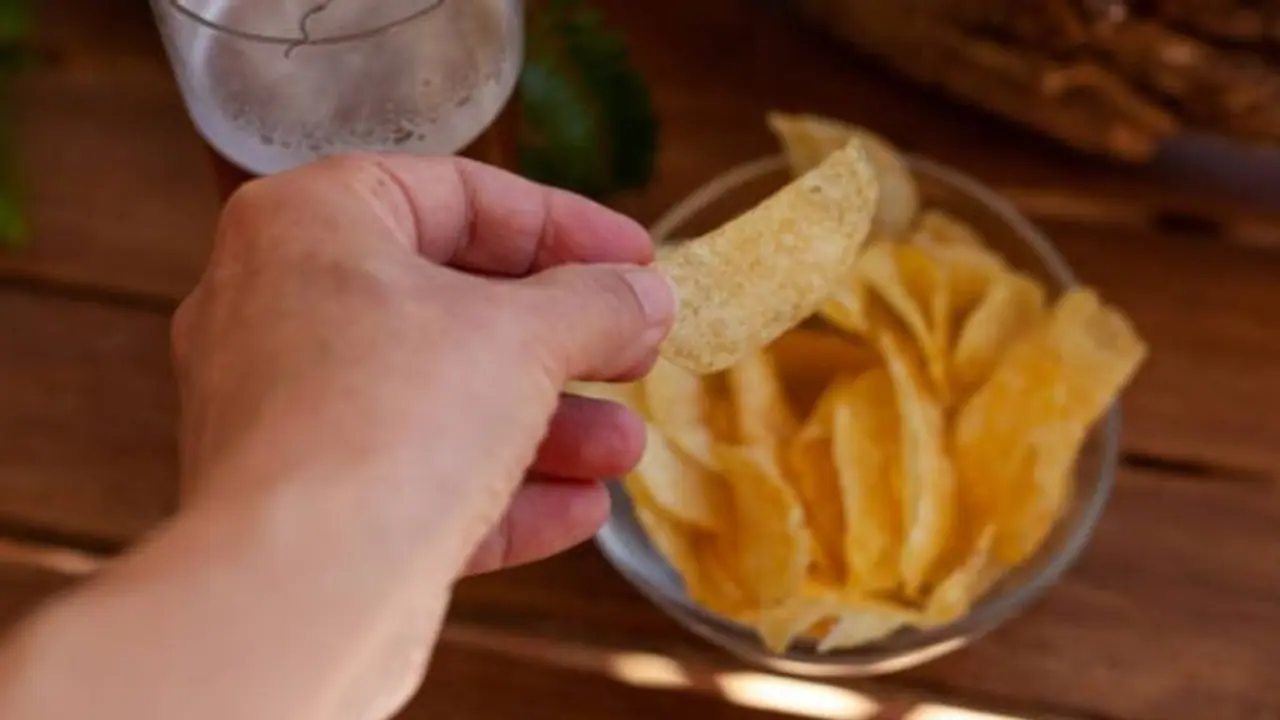 ഭക്ഷണം അധികം കഴിക്കാതിരിക്കാൻ ഒഴിവാക്കാം ഈ ശീലങ്ങള്‍...