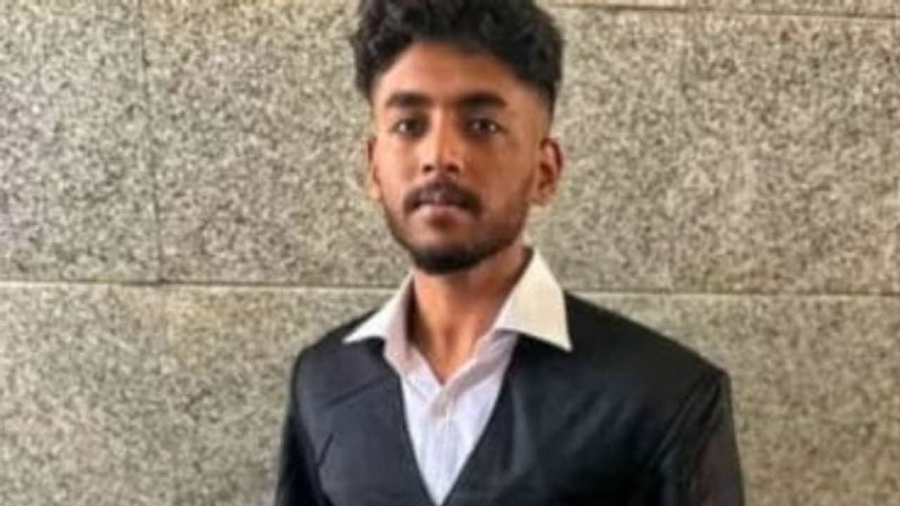 പഠനം സംബന്ധിച്ച് അമ്മയുമായി തർക്കം, സെക്യൂരിറ്റി ജീവനക്കാരനായ പിതാവിന്റെ തോക്കുപയോഗിച്ച് ജീവനൊടുക്കി 19കാരന് പഠനം സംബന്ധിച്ച് അമ്മയുമായി തർക്കം, സെക്യൂരിറ്റി ജീവനക്കാരനായ പിതാവിന്റെ തോക്കുപയോഗിച്ച് ജീവനൊടുക്കി 19കാരന്