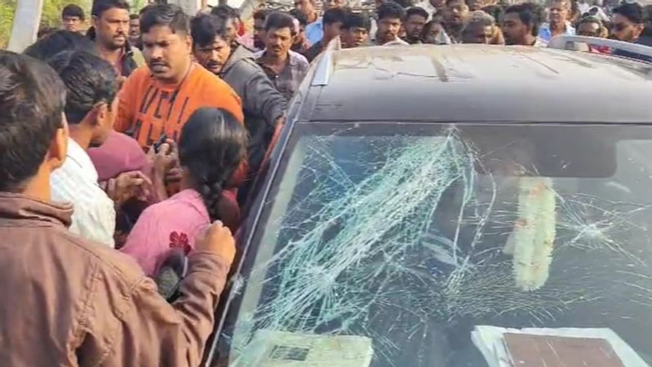 ఏకంగా సీఐ కారును ధ్వంసం చేసిమరీ దాడి ... అంత తప్పు అతడేం చేసాడంటే..! ఏకంగా సీఐ కారును ధ్వంసం చేసిమరీ దాడి ... అంత తప్పు అతడేం చేసాడంటే..!