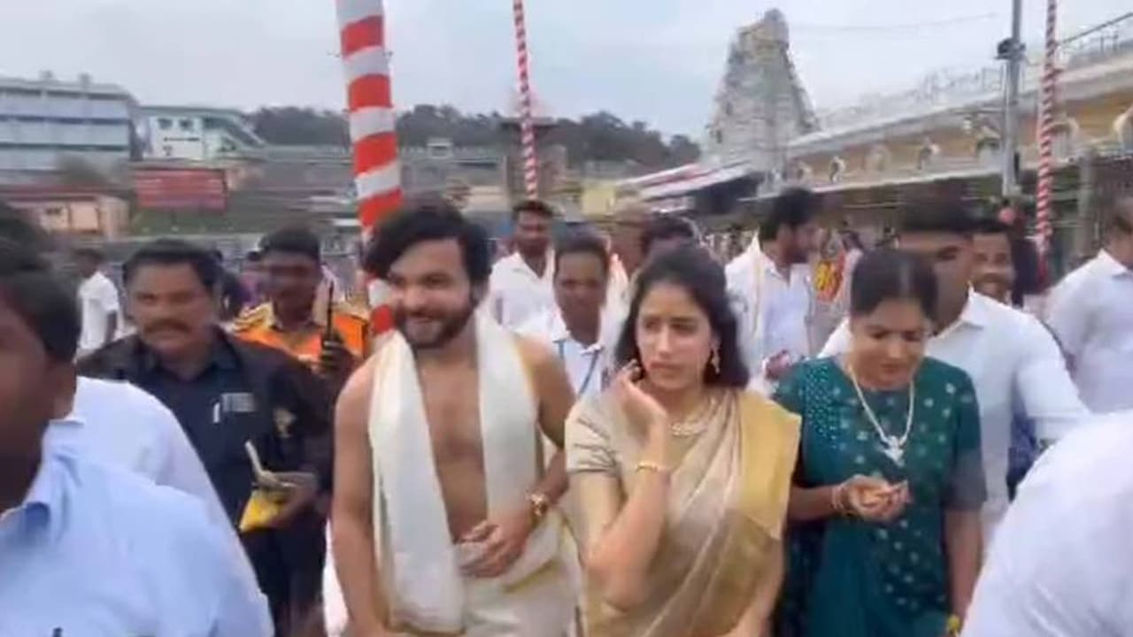 తిరుమలలో జాన్వీ కపూర్ సందడి, నటి మహేశ్వరితో కలిసి శ్రీవారి దర్శనం... తిరుమలలో జాన్వీ కపూర్ సందడి, నటి మహేశ్వరితో కలిసి శ్రీవారి దర్శనం...