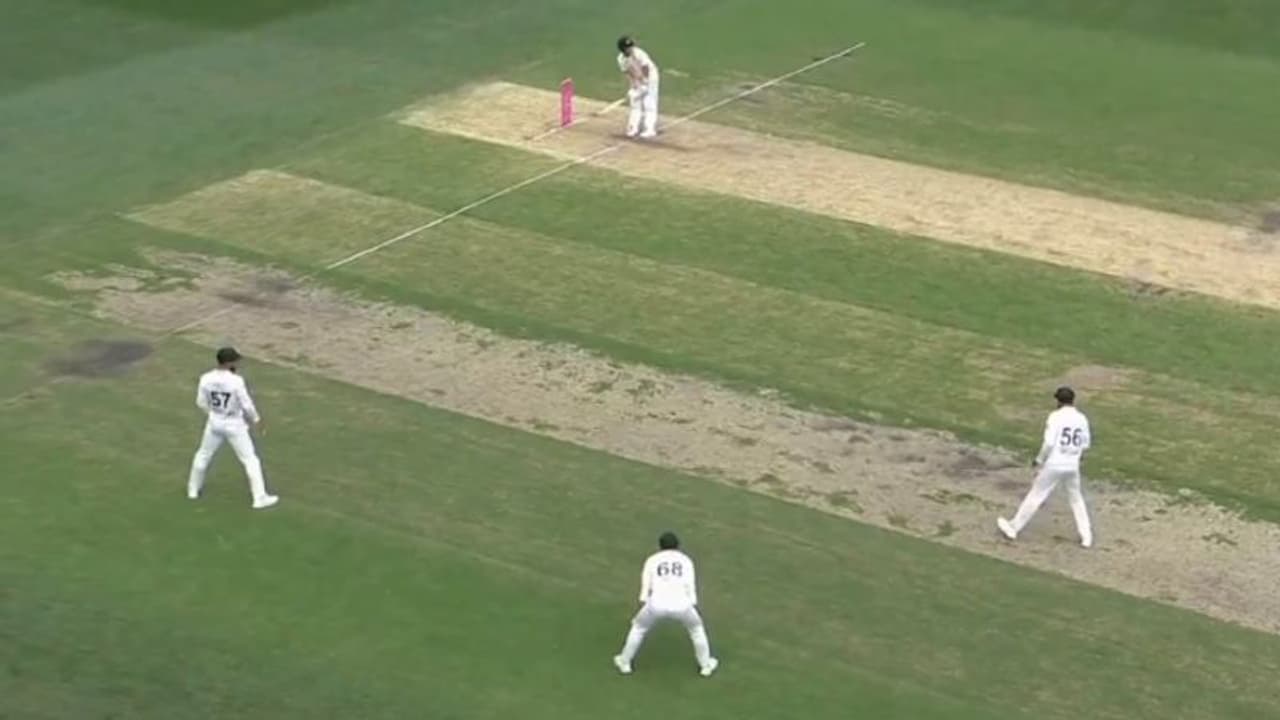 സ്മിത്തിനെ വീഴ്ത്താന് അസാധാരണ ഫീല്ഡൊരുക്കി പാക് നായകന്, ഒടുവില് ആ കെണിയില് സ്മിത്ത് വീണു വീഡിയോ സ്മിത്തിനെ വീഴ്ത്താന് അസാധാരണ ഫീല്ഡൊരുക്കി പാക് നായകന്, ഒടുവില് ആ കെണിയില് സ്മിത്ത് വീണു വീഡിയോ