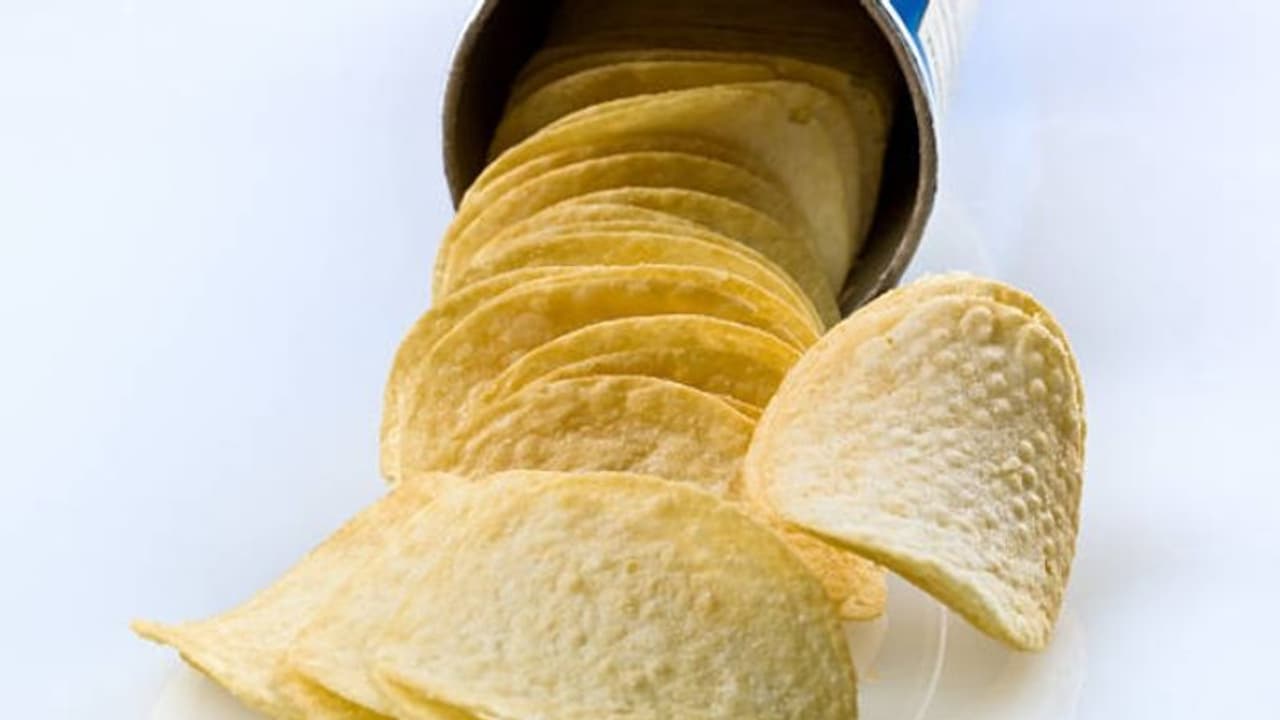 എന്തുകൊണ്ടാണ് പൊട്ടാറ്റോ ചിപ്സിന് ഈ ആകൃതിയെന്ന് അറിയാമോ? എന്തുകൊണ്ടാണ് പൊട്ടാറ്റോ ചിപ്സിന് ഈ ആകൃതിയെന്ന് അറിയാമോ?