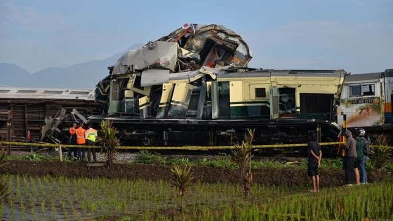 Dramatic videos of commuter train collision in Indonesia's Bandung go viral (WATCH) Dramatic videos of commuter train collision in Indonesia's Bandung go viral (WATCH)