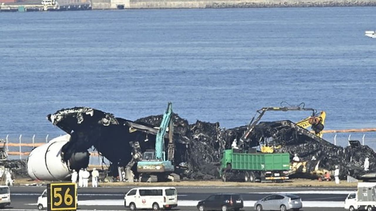 Wreckage clearance at Tokyo runway: Videos of black smoke rising from charred Japan Airlines plane go viral Wreckage clearance at Tokyo runway: Videos of black smoke rising from charred Japan Airlines plane go viral