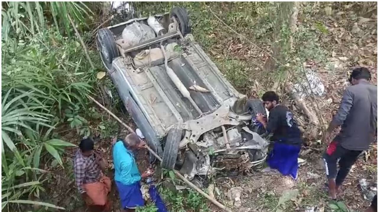 തെന്മലയിൽ ഓവർടേക്കിനിടെ അപകടം, ശബരിമല തീർത്ഥാടകർ സഞ്ചരിച്ച വാഹനം തലകീഴായി മറിഞ്ഞു; 4 പേർക്ക് പരിക്ക്