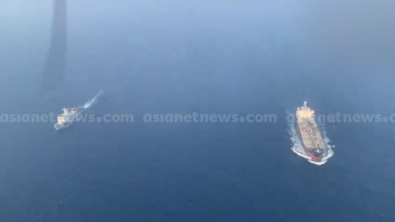 കടൽക്കൊള്ളക്കാര് റാഞ്ചിയ കപ്പലിന് തൊട്ടടുത്ത് ഇന്ത്യൻ നാവികസേന; എന്തിനും തയ്യാറായി മാര്കോസ് കടൽക്കൊള്ളക്കാര് റാഞ്ചിയ കപ്പലിന് തൊട്ടടുത്ത് ഇന്ത്യൻ നാവികസേന; എന്തിനും തയ്യാറായി മാര്കോസ്