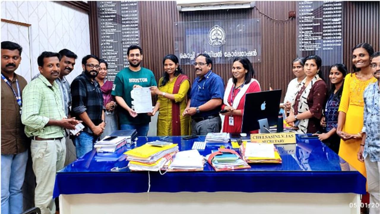 കെ സ്മാർട്ട് പൊളിയാണ് കേട്ടോ, സംഭവം സെറ്റെന്ന് അധികൃതർ; ആദ്യ സർട്ടിഫിക്കറ്റ് കൈമാറി, റെക്കോര്‍ഡ് ഈ നഗരസഭക്ക്