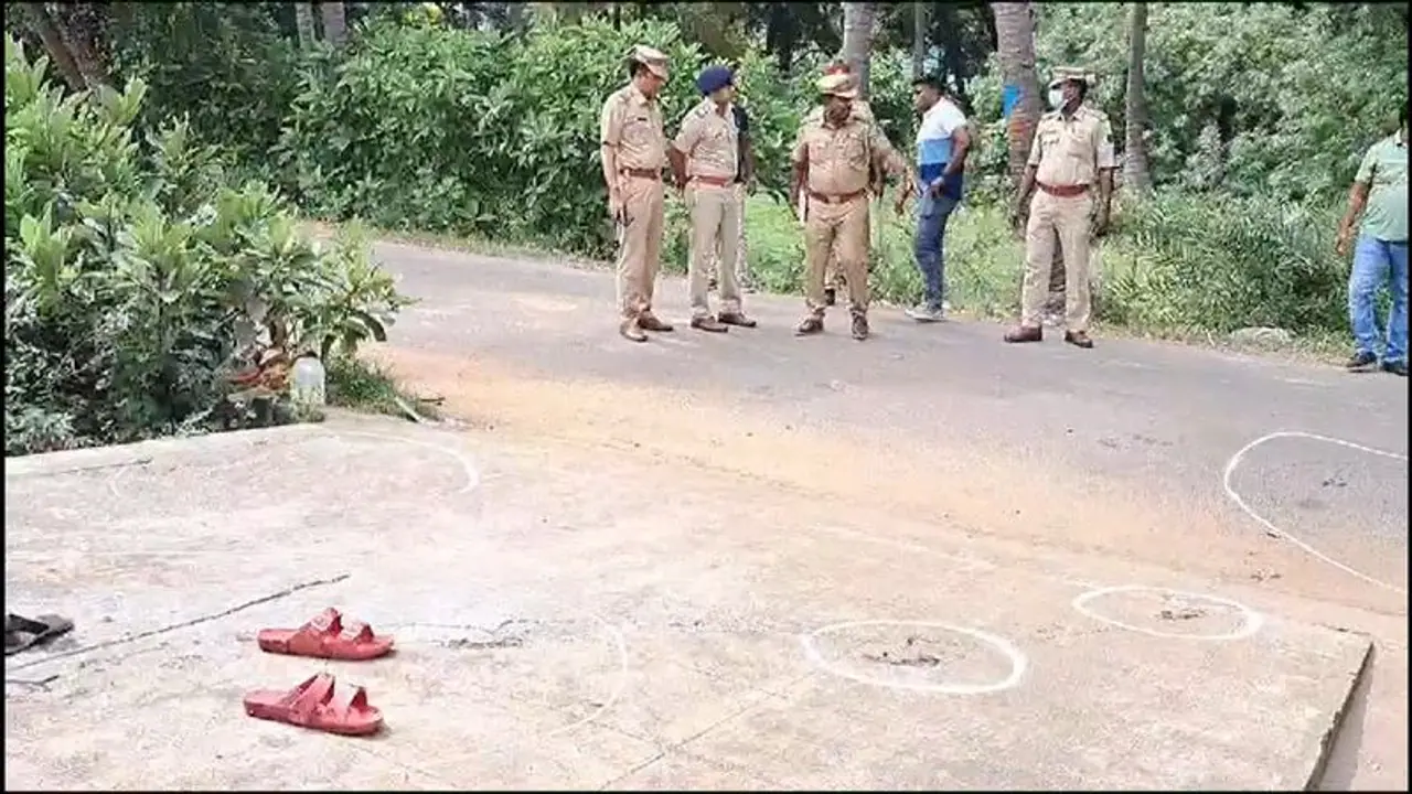 புதுவையில் மாமூல் கேட்டு தொழிலதிபருக்கு மிரட்டல்; குண்டு வெடித்து ரௌடி காயம் புதுவையில் மாமூல் கேட்டு தொழிலதிபருக்கு மிரட்டல்; குண்டு வெடித்து ரௌடி காயம்