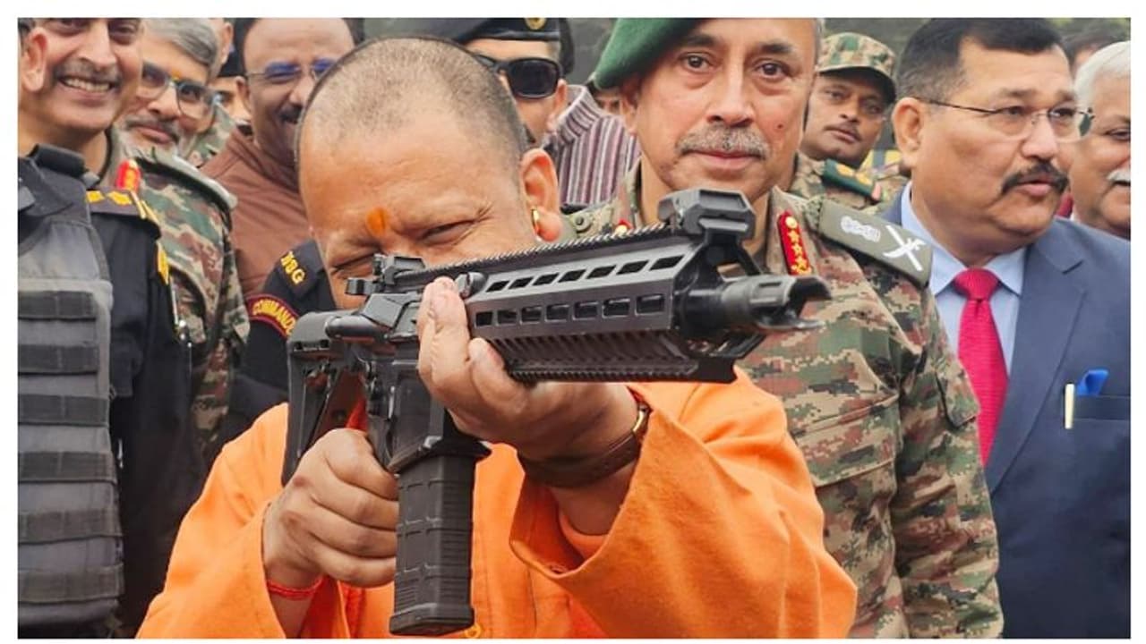 സൈന്യത്തിന്റെ തോക്കെടുത്ത് ഉന്നം പിടിച്ച് യോ​ഗി ആദിത്യനാഥ് വീഡിയോ വൈറൽ 