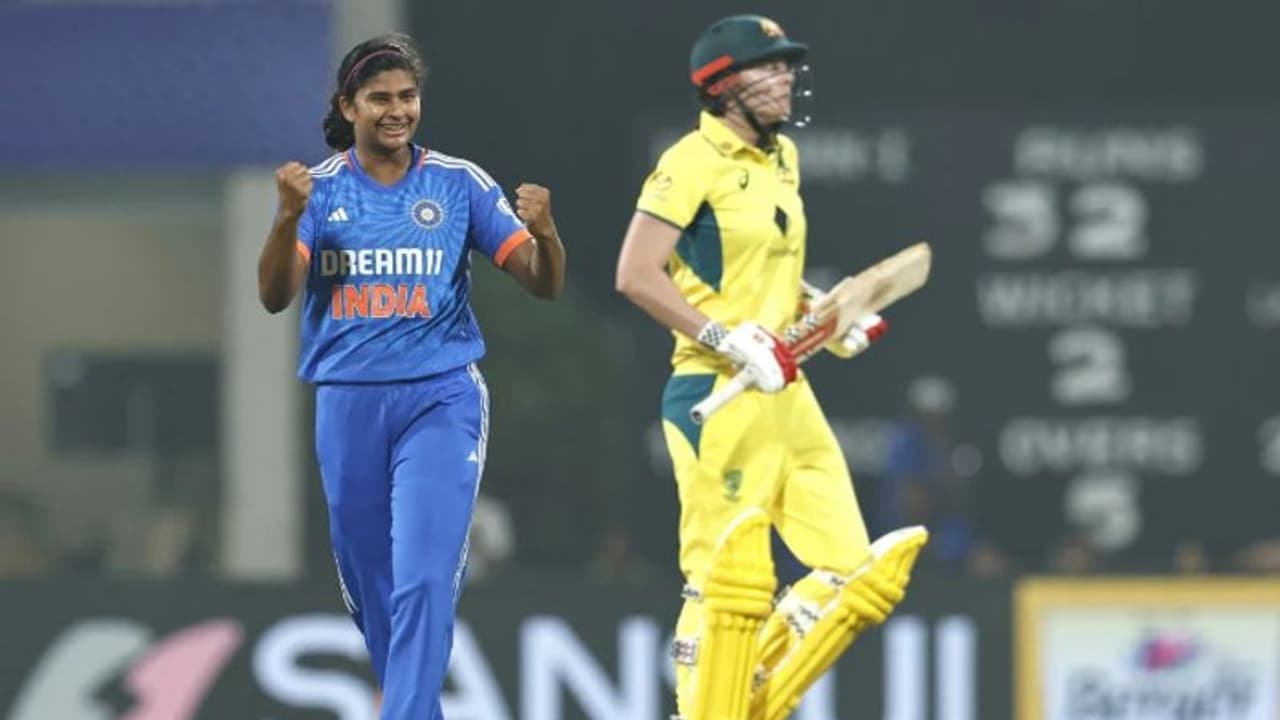 തിതാസ് സദുവിന് നാല് വിക്കറ്റ്! ആദ്യ ടി20യില് ഓസീസ് വനിതകളെ തകര്ത്തെറിഞ്ഞ് ഇന്ത്യ തുടങ്ങി തിതാസ് സദുവിന് നാല് വിക്കറ്റ്! ആദ്യ ടി20യില് ഓസീസ് വനിതകളെ തകര്ത്തെറിഞ്ഞ് ഇന്ത്യ തുടങ്ങി