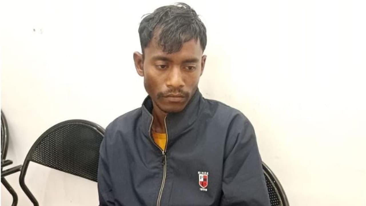 11 കാരിയെ പീഡിപ്പിച്ചു, ഭാര്യക്കൊപ്പം കാട്ടിലൊളിച്ചത് 5 ദിവസം, ജാർഖണ്ഡ് സ്വദേശിയെ ഓടിച്ചിട്ട് പിടികൂടി പൊലീസ് 11 കാരിയെ പീഡിപ്പിച്ചു, ഭാര്യക്കൊപ്പം കാട്ടിലൊളിച്ചത് 5 ദിവസം, ജാർഖണ്ഡ് സ്വദേശിയെ ഓടിച്ചിട്ട് പിടികൂടി പൊലീസ്