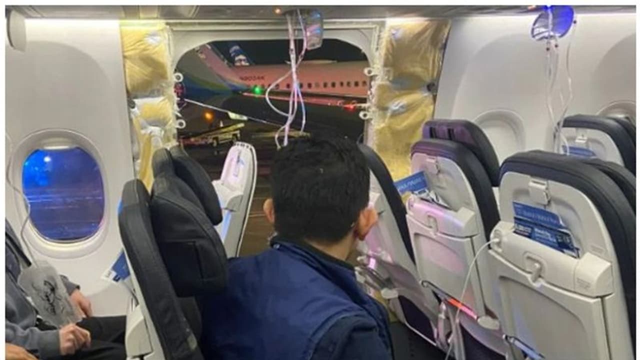 പറന്നുയർന്ന ഉടൻ വിമാനത്തിന്റെ ഡോർ ഇളകിത്തെറിച്ചു; പരിഭ്രാന്തിയുടെ നിമിഷങ്ങൾക്കൊടുവിൽ അടിയന്തിര ലാന്റിങ് പറന്നുയർന്ന ഉടൻ വിമാനത്തിന്റെ ഡോർ ഇളകിത്തെറിച്ചു; പരിഭ്രാന്തിയുടെ നിമിഷങ്ങൾക്കൊടുവിൽ അടിയന്തിര ലാന്റിങ്