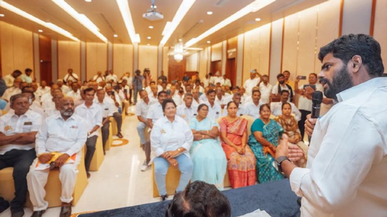 பாஜகவில் இணைந்த ஓய்வு பெற்ற காவல்துறை அதிகாரிகள்.. அதிர்ச்சியில் ஆளுங்கட்சி, எதிர்க்கட்சி..! பாஜகவில் இணைந்த ஓய்வு பெற்ற காவல்துறை அதிகாரிகள்.. அதிர்ச்சியில் ஆளுங்கட்சி, எதிர்க்கட்சி..!