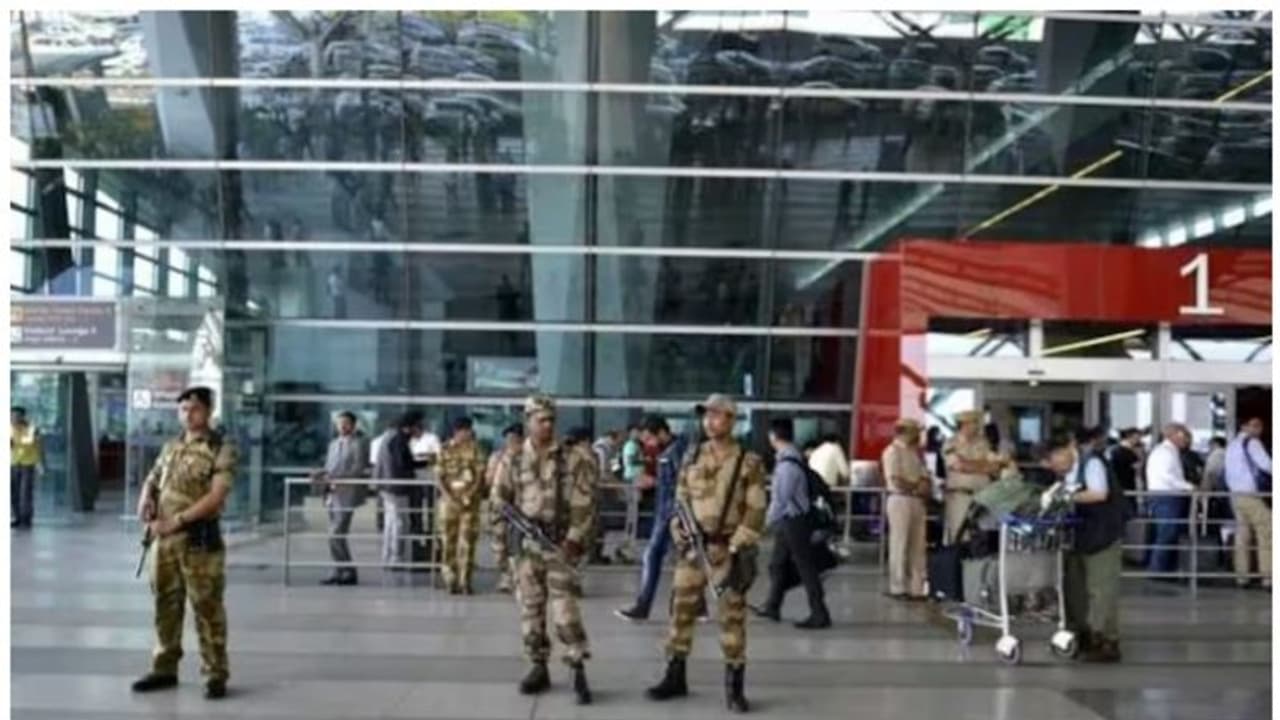 എയർപോർട്ടിലെത്തിയ 2 വിദേശികളിൽ സംശയം, പോകേണ്ടത് മറ്റൊരു രാജ്യത്തേക്ക്; പാസ്പോര്ട്ട് പരിശോധനയിൽ കുടുങ്ങി എയർപോർട്ടിലെത്തിയ 2 വിദേശികളിൽ സംശയം, പോകേണ്ടത് മറ്റൊരു രാജ്യത്തേക്ക്; പാസ്പോര്ട്ട് പരിശോധനയിൽ കുടുങ്ങി