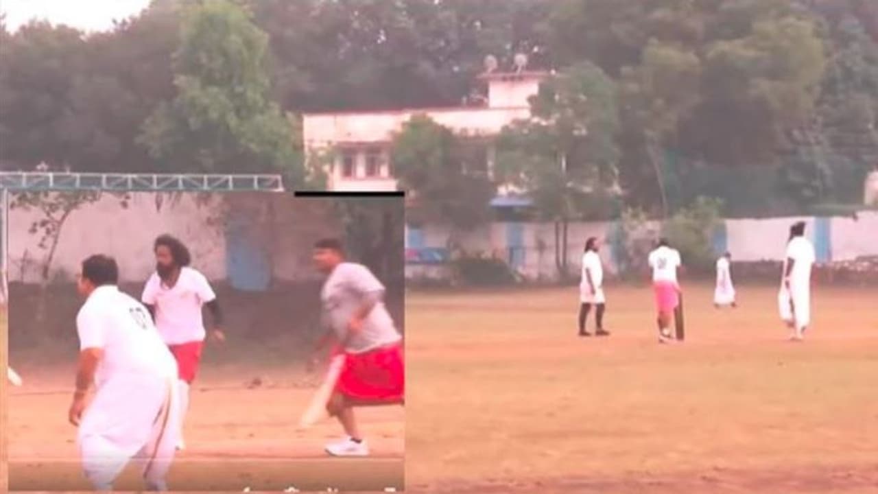 ಧೋತಿ ಉಟ್ಟು ಬ್ಯಾಟಿಂಗ್ ಬೌಲಿಂಗ್: ಸಂಸ್ಕೃತದಲ್ಲಿ ಕಾಮೆಂಟರಿ: ವೀಡಿಯೋ ವೈರಲ್ ಧೋತಿ ಉಟ್ಟು ಬ್ಯಾಟಿಂಗ್ ಬೌಲಿಂಗ್: ಸಂಸ್ಕೃತದಲ್ಲಿ ಕಾಮೆಂಟರಿ: ವೀಡಿಯೋ ವೈರಲ್