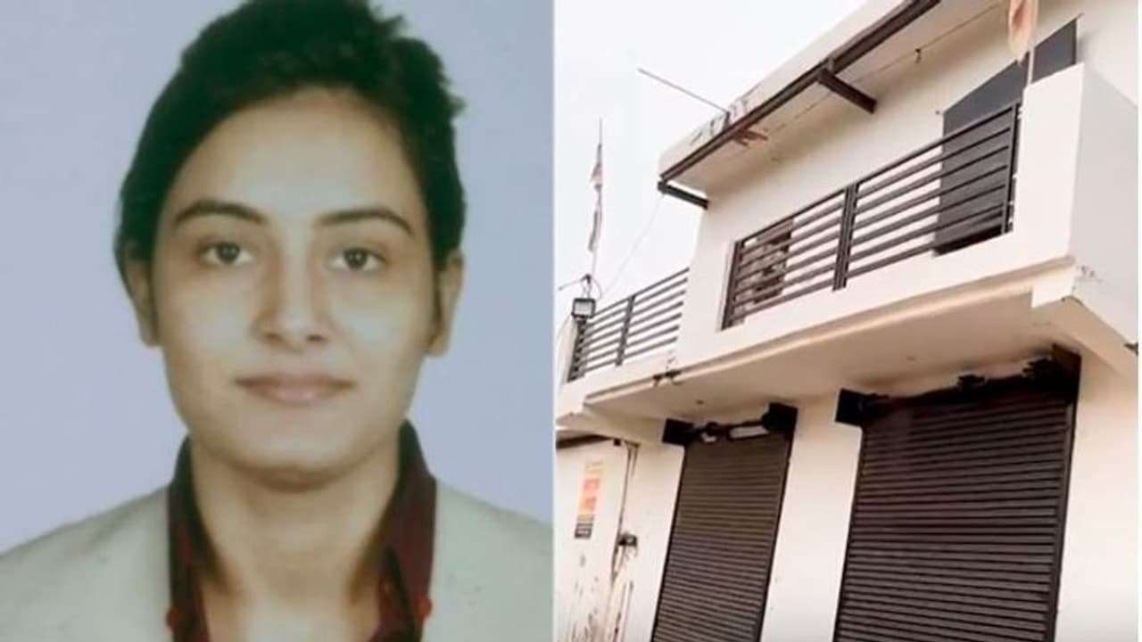 ಗುಜುರಿ ಗ್ಯಾಂಗ್ಸ್ಟಾರ್ನ ಗರ್ಲ್ಫ್ರೆಂಡ್: ಕೆಲಸ ಅರಸುತ್ತಿದ್ದ ಹುಡುಗಿ 100 ಕೋಟಿ ಬಂಗ್ಲೆಗೆ ಒಡತಿಯಾಗಿದ್ದೇಗೆ ಗುಜುರಿ ಗ್ಯಾಂಗ್ಸ್ಟಾರ್ನ ಗರ್ಲ್ಫ್ರೆಂಡ್: ಕೆಲಸ ಅರಸುತ್ತಿದ್ದ ಹುಡುಗಿ 100 ಕೋಟಿ ಬಂಗ್ಲೆಗೆ ಒಡತಿಯಾಗಿದ್ದೇಗೆ