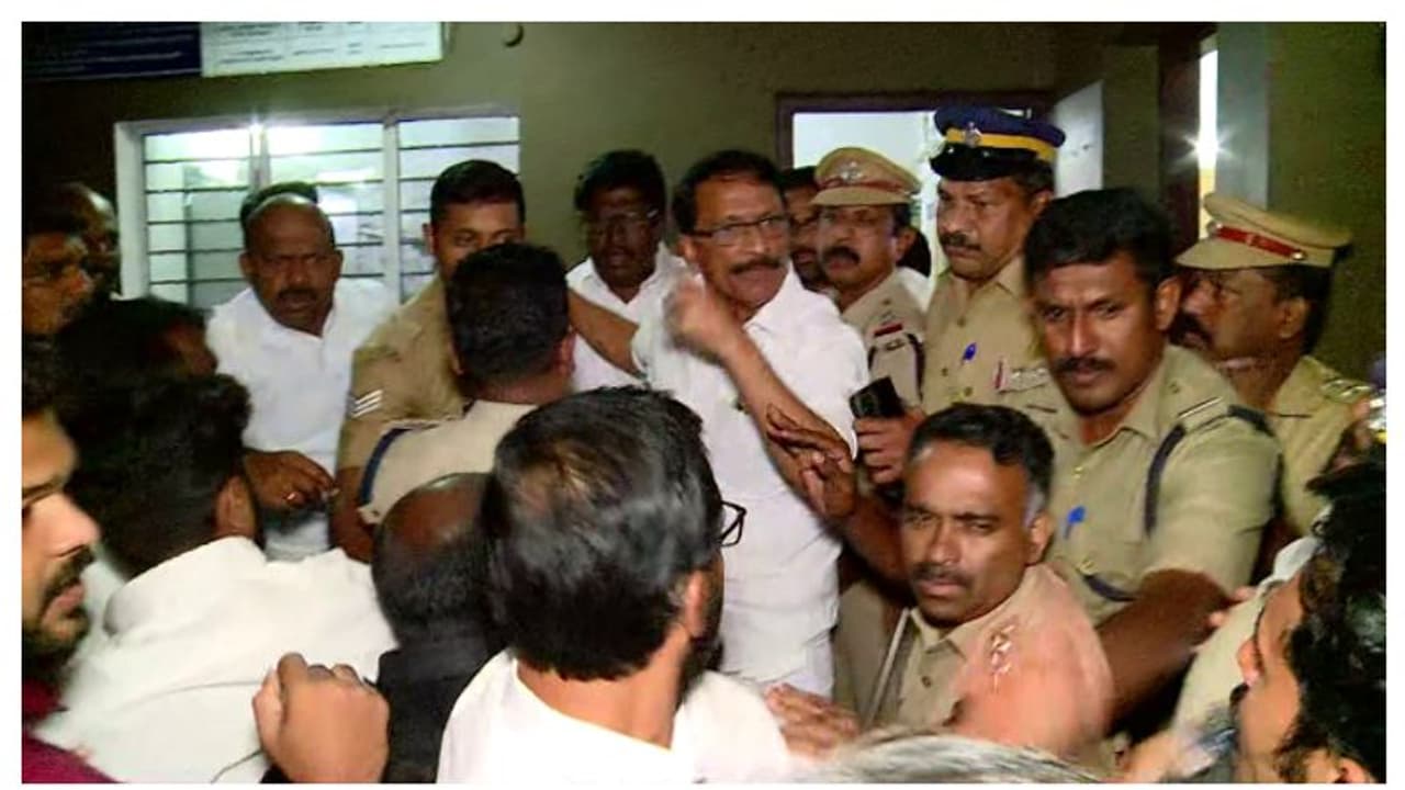 വണ്ടിപ്പെരിയാറിലെ കുട്ടിയുടെ കുടുംബത്തിന് സംരക്ഷണം വേണം; സ്റ്റേഷൻ ഉപരോധിച്ച് കോൺ​ഗ്രസ്, ചർച്ചയിൽ തീരുമാനം