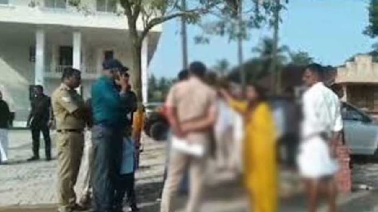 'പൊലീസുമായി മുൻ കാമുകിയെത്തി, കതിർമണ്ഡപത്തിൽ നിന്ന് ഓടി മലയാളി', 'വിവരം' അറിഞ്ഞ് വിവാഹത്തിൽ നിന്ന് പിൻമാറി വധു 'പൊലീസുമായി മുൻ കാമുകിയെത്തി, കതിർമണ്ഡപത്തിൽ നിന്ന് ഓടി മലയാളി', 'വിവരം' അറിഞ്ഞ് വിവാഹത്തിൽ നിന്ന് പിൻമാറി വധു