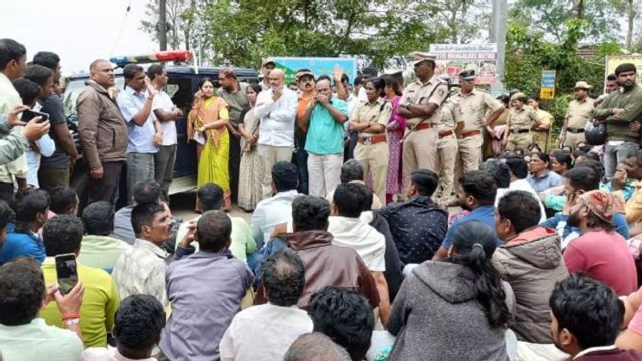 ಹಾಸನ: ಕಾಡಾನೆ ದಾಳಿಗೆ ಕೂಲಿ ಕಾರ್ಮಿಕ ಬಲಿ, ರಾಜ್ಯ ಸರ್ಕಾರದ ವಿರುದ್ಧ ಆಕ್ರೋಶ ಹಾಸನ: ಕಾಡಾನೆ ದಾಳಿಗೆ ಕೂಲಿ ಕಾರ್ಮಿಕ ಬಲಿ, ರಾಜ್ಯ ಸರ್ಕಾರದ ವಿರುದ್ಧ ಆಕ್ರೋಶ