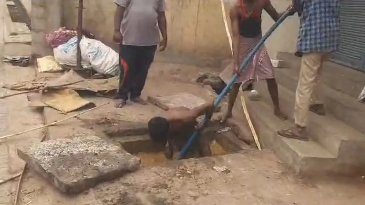 ದಾವಣಗೆರೆ: ಒಳಚರಂಡಿ ಗುಂಡಿಗಿಳಿದು ವ್ಯಕ್ತಿಯಿಂದ ಸ್ವಚ್ಛತೆ