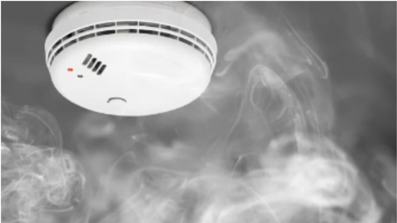 വീടുകളിലും സ്ഥാപനങ്ങളിലും പുക കണ്ടെത്തൽ ഉപകരണങ്ങൾ സ്ഥാപിക്കണമെന്ന് സിവിൽ ഡിഫൻസ് വീടുകളിലും സ്ഥാപനങ്ങളിലും പുക കണ്ടെത്തൽ ഉപകരണങ്ങൾ സ്ഥാപിക്കണമെന്ന് സിവിൽ ഡിഫൻസ്