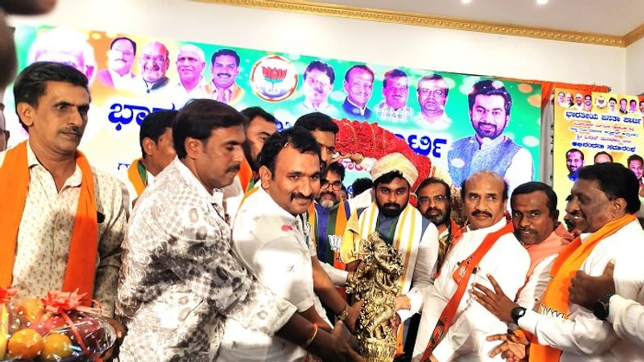 ಕಾಂಗ್ರೆಸ್ ಸರ್ಕಾರವನ್ನು ಮೊದಲು ಕಿತ್ತೊಗೆಯಬೇಕು: ಛಲವಾದಿ ನಾರಾಯಣಸ್ವಾಮಿ ಕಾಂಗ್ರೆಸ್ ಸರ್ಕಾರವನ್ನು ಮೊದಲು ಕಿತ್ತೊಗೆಯಬೇಕು: ಛಲವಾದಿ ನಾರಾಯಣಸ್ವಾಮಿ