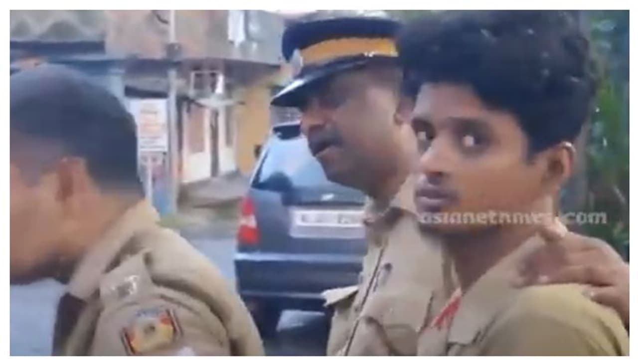 'ജോലി കൊടുത്ത കൈയ്ക്ക് കൊത്തി'; വാഹനവും 1 ലക്ഷം രൂപയുടെ അലുമിനിയം പൈപ്പും കടത്തി. ജീവനക്കാരൻ കൈയോടെ പിടിയിൽ 'ജോലി കൊടുത്ത കൈയ്ക്ക് കൊത്തി'; വാഹനവും 1 ലക്ഷം രൂപയുടെ അലുമിനിയം പൈപ്പും കടത്തി. ജീവനക്കാരൻ കൈയോടെ പിടിയിൽ