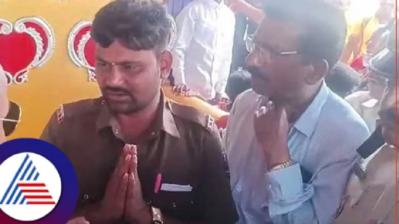 ಧಾರವಾಡ: ಬ್ಯಾಗ್ ಟಚ್ ಆಗಿದ್ದಕ್ಕೆ ಚಲಿಸುತ್ತಿದ್ದ ಬಸ್ನಲ್ಲಿ ವಿದ್ಯಾರ್ಥಿನಿಗೆ ಕಪಾಳ ಮೋಕ್ಷ ಮಾಡಿದ ಕಂಡಕ್ಟರ್! ಧಾರವಾಡ: ಬ್ಯಾಗ್ ಟಚ್ ಆಗಿದ್ದಕ್ಕೆ ಚಲಿಸುತ್ತಿದ್ದ ಬಸ್ನಲ್ಲಿ ವಿದ್ಯಾರ್ಥಿನಿಗೆ ಕಪಾಳ ಮೋಕ್ಷ ಮಾಡಿದ ಕಂಡಕ್ಟರ್!