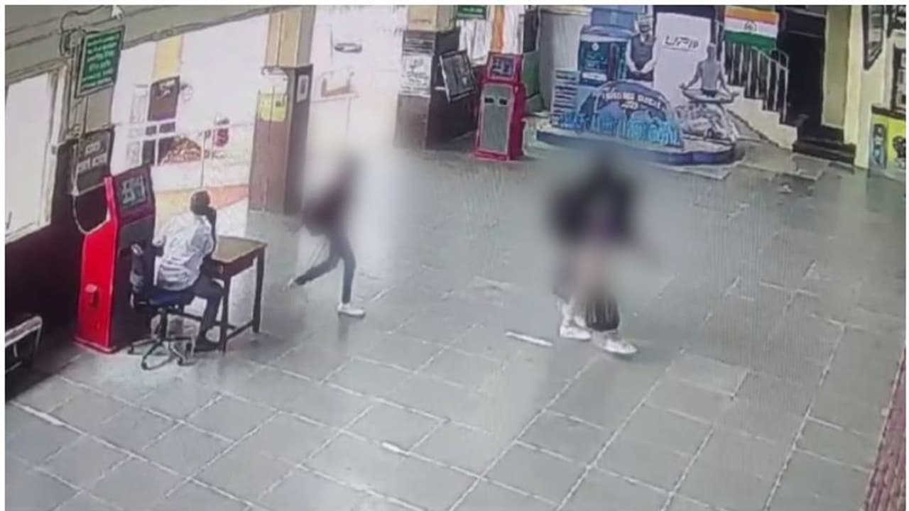 കൊറിയൻ ഗായകസംഘം ബിടിഎസിനെ കാണാൻ വീടുവീട്ടിറങ്ങിയ 3 പെൺകുട്ടികളെ കണ്ടെത്തി കൊറിയൻ ഗായകസംഘം ബിടിഎസിനെ കാണാൻ വീടുവീട്ടിറങ്ങിയ 3 പെൺകുട്ടികളെ കണ്ടെത്തി