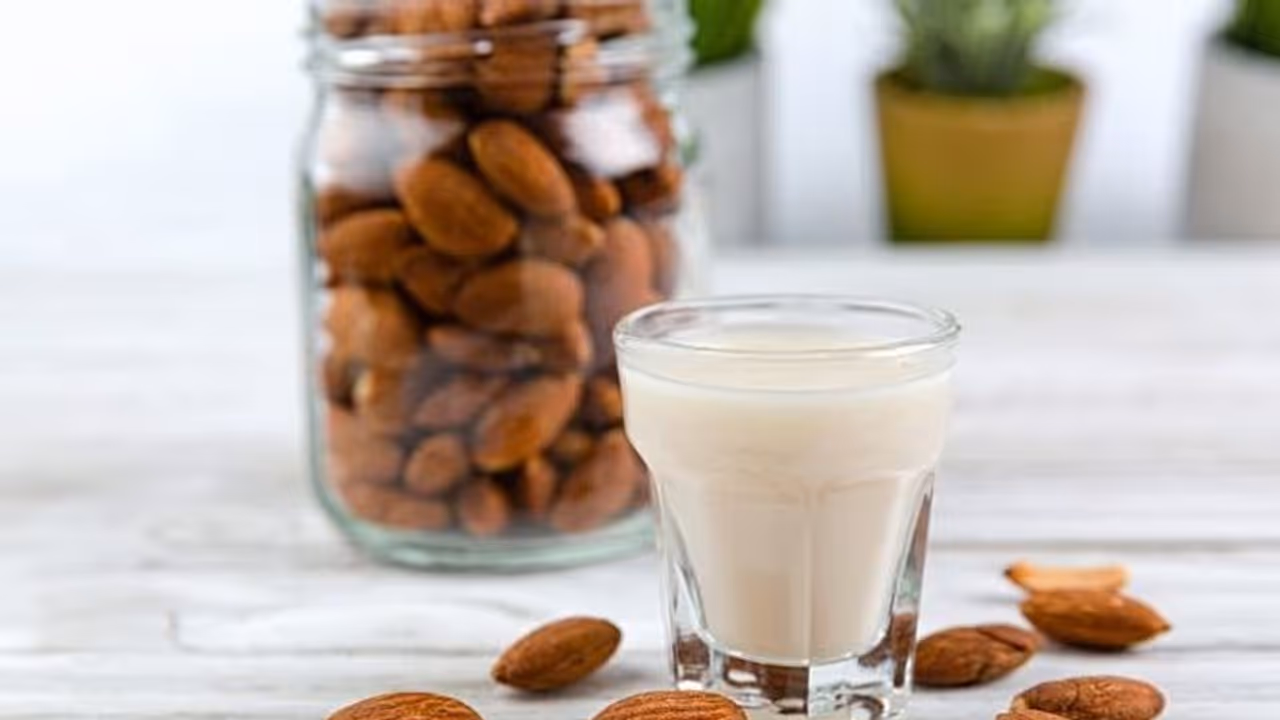 ബദാം പാലി‍ൽ കുതിർത്ത് കഴിക്കുന്നത് ഈ ആരോ​ഗ്യപ്രശ്നങ്ങൾ അകറ്റുന്നതിന് സ​ഹായിക്കും 