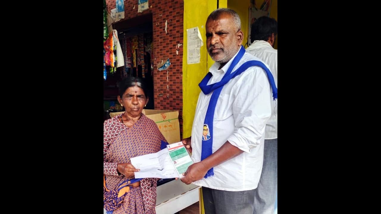 ಮೈಸೂರು : ಒಂಟಿ ಮಹಿಳೆಗೆ ಗೃಹಲಕ್ಷ್ಮೀ ಯೋಜನೆ ತಲುಪಿಸಿದ ದಸಂಸ ಮೈಸೂರು : ಒಂಟಿ ಮಹಿಳೆಗೆ ಗೃಹಲಕ್ಷ್ಮೀ ಯೋಜನೆ ತಲುಪಿಸಿದ ದಸಂಸ