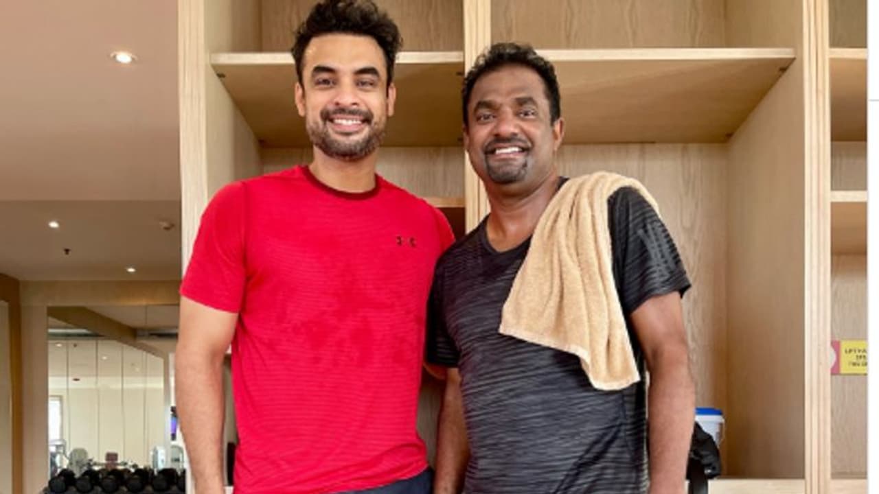 മിന്നല്‍ മുരളിയും സ്പിന്‍ മുരളിയും കണ്ടുമുട്ടിയപ്പോള്‍.!