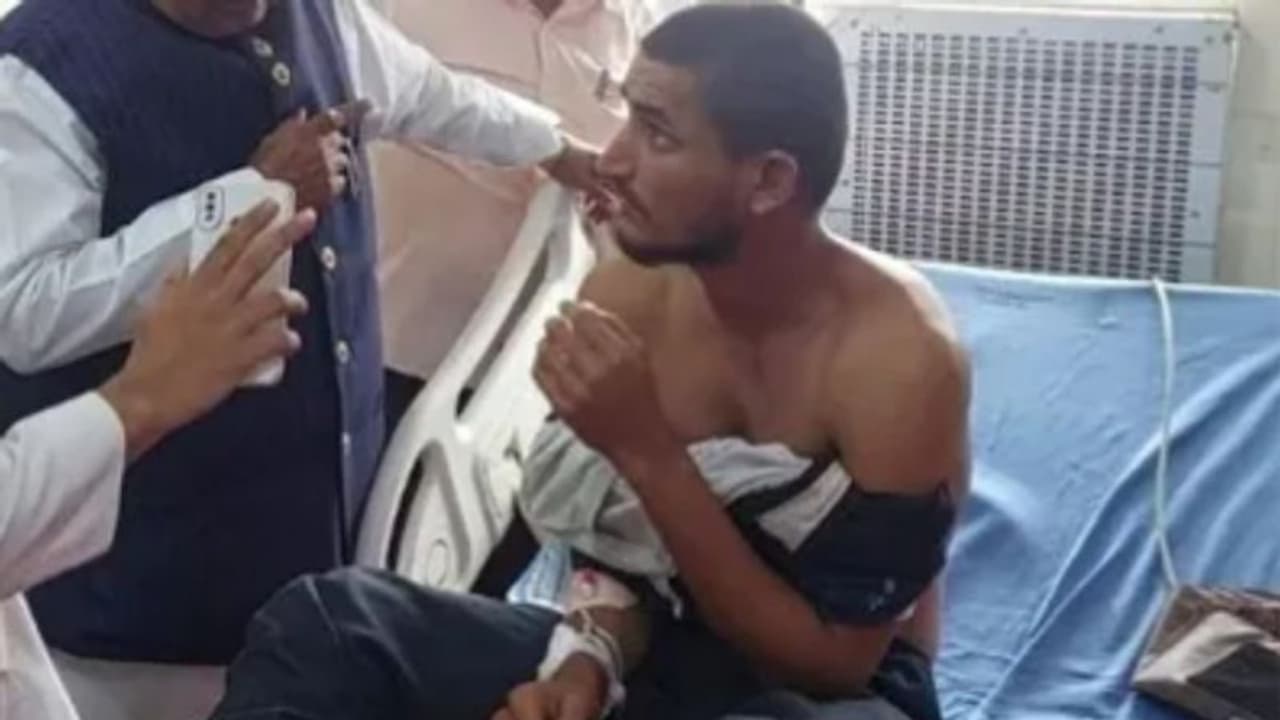 'വ്യത്യസ്ത മതവിഭാഗത്തില്പ്പെട്ട വിദ്യാര്ഥികള് ഒന്നിച്ചിരുന്നു'; ചോദ്യം ചെയ്ത് 13 പേരുടെ സംഘം, ക്രൂരമർദ്ദനം 'വ്യത്യസ്ത മതവിഭാഗത്തില്പ്പെട്ട വിദ്യാര്ഥികള് ഒന്നിച്ചിരുന്നു'; ചോദ്യം ചെയ്ത് 13 പേരുടെ സംഘം, ക്രൂരമർദ്ദനം