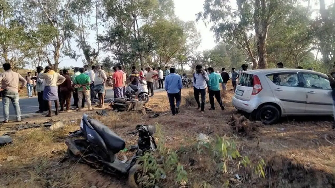 ತುಮಕೂರು: ದ್ವಿಚಕ್ರವಾಹನಗಳಿಗೆ ಕಾರು ಡಿಕ್ಕಿ, ಇಬ್ಬರು ವಿದ್ಯಾರ್ಥಿಗಳ ಸಾವು